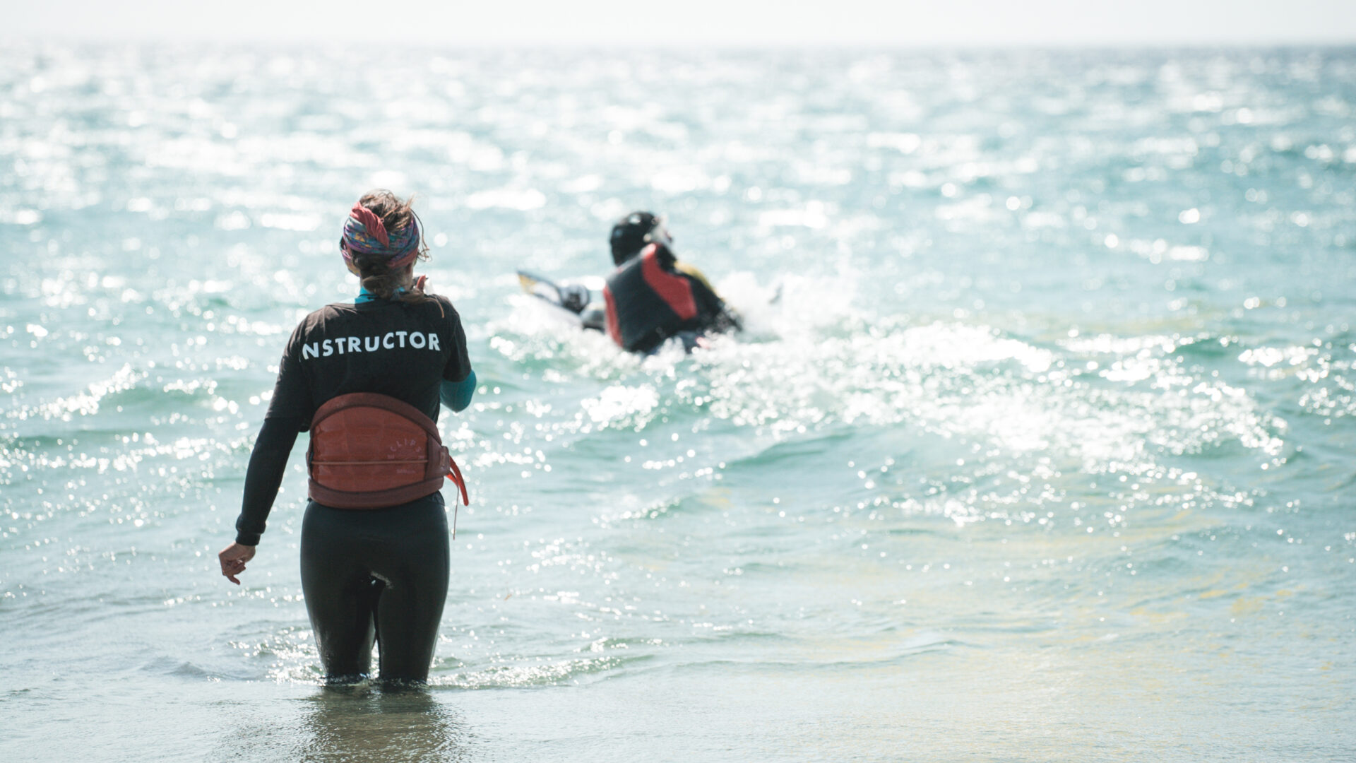 prywatny-kurs-kitesurfingu-Tarifa Ola polska instruktorka w Tarifie podczas bodydragów w prywatnym kursie kitesurfingu w Tarifie