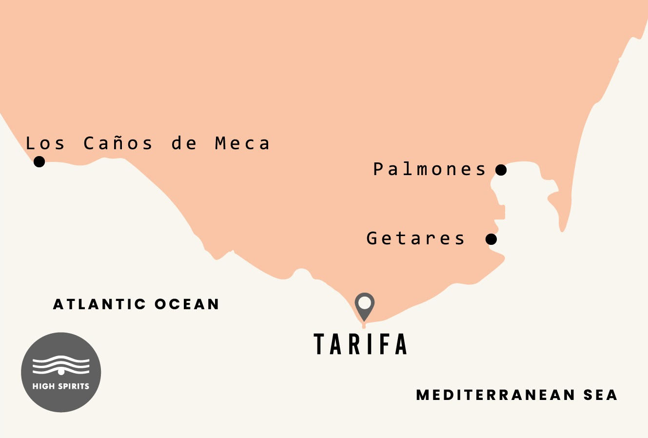 Kitesurfer in Tarifa bei starkem Levante-Wind auf dem Wasser, mit der berühmten Düne von Valdevaqueros im Hintergrund