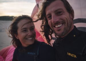 Die Gründer von High Spirits Kitesurf in Tarifa – Leidenschaft, Teamgeist und Liebe zum Kitesurfen.