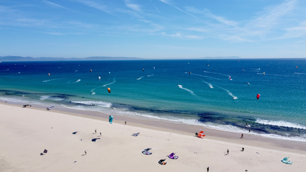 Kitesurfen bei perfekten Bedingungen am Strand von Tarifa