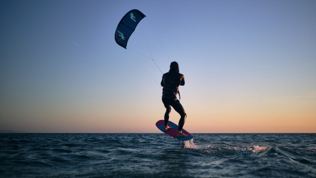 Kitesurfer beim Hydrofoil-Kiten in Tarifa – High Spirits Kitesurf bietet professionelle Foil-Kurse für alle Levels.