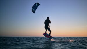 Kitesurfer beim Hydrofoil-Kiten in Tarifa – High Spirits Kitesurf bietet professionelle Foil-Kurse für alle Levels.