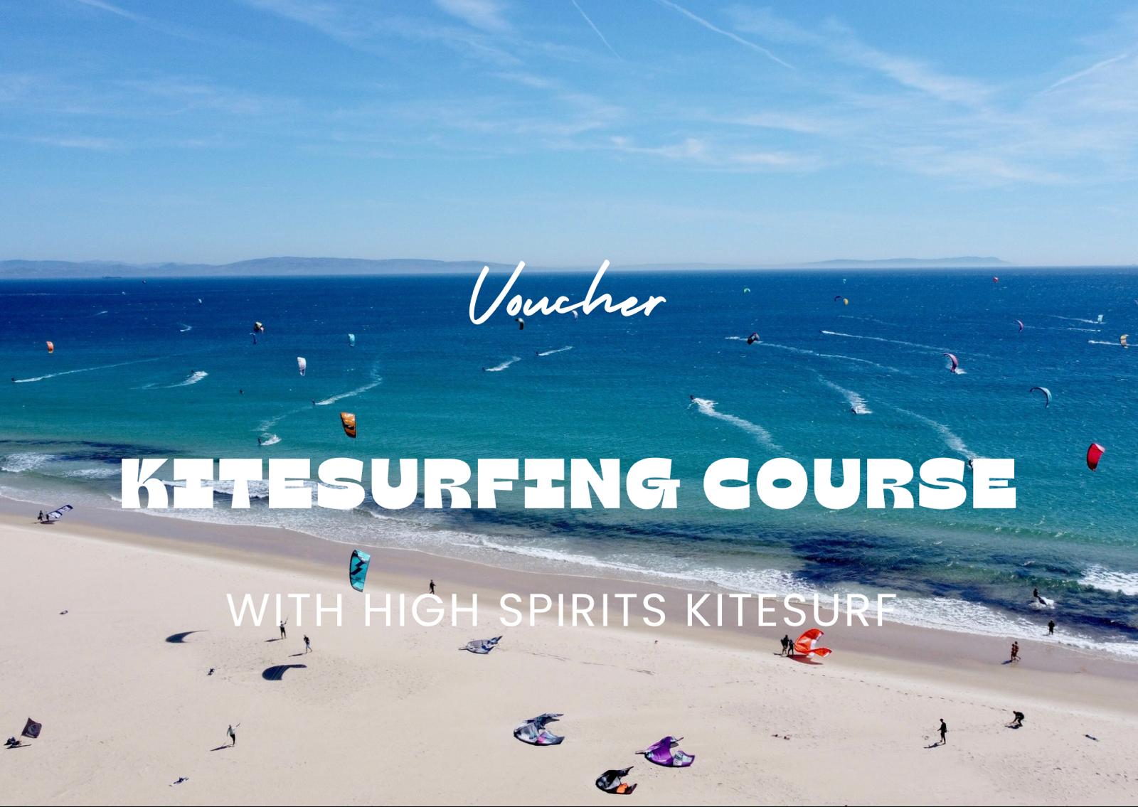 Osoba trzymająca voucher High Spirits Kite/Surf Kurse na plaży w Tarifie, z kitesurferami w tle.