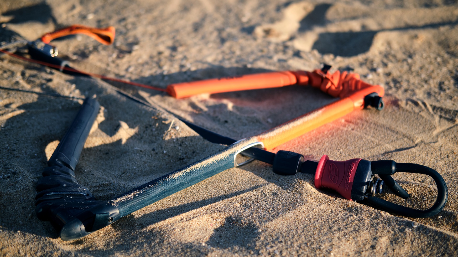 Najnowszy system bezpieczeństwa F-One Linx Bar używany podczas wypożyczeń kitesurfingowych w Tarifie.