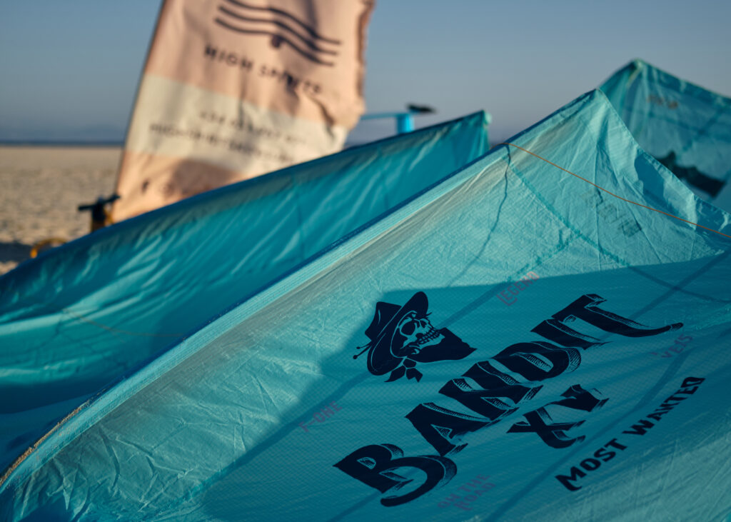 F-One Bandit Kite – neuestes Modell am Strand von Tarifa bei High Spirits Kitesurf