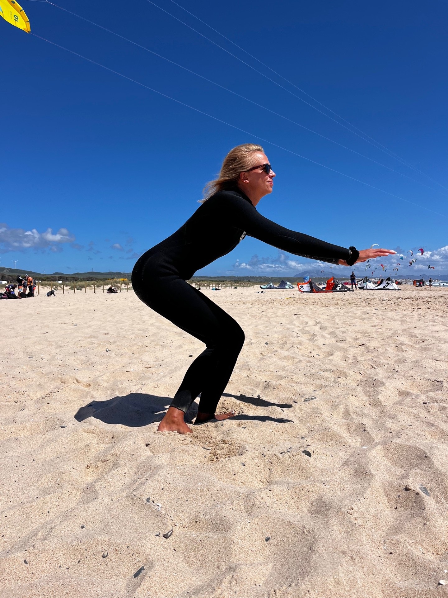 Końcowa pozycja ćwiczenia wstawania bez użycia rąk poprawiającego równowagę i mobilność do kitesurfingu