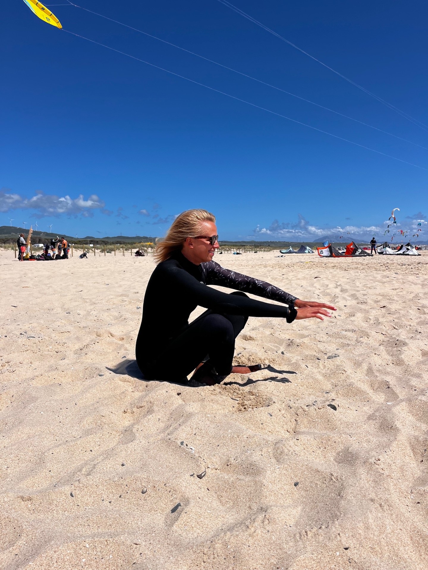 Ćwiczenie wstawania bez użycia rąk poprawiające mobilność i równowagę do kitesurfingu