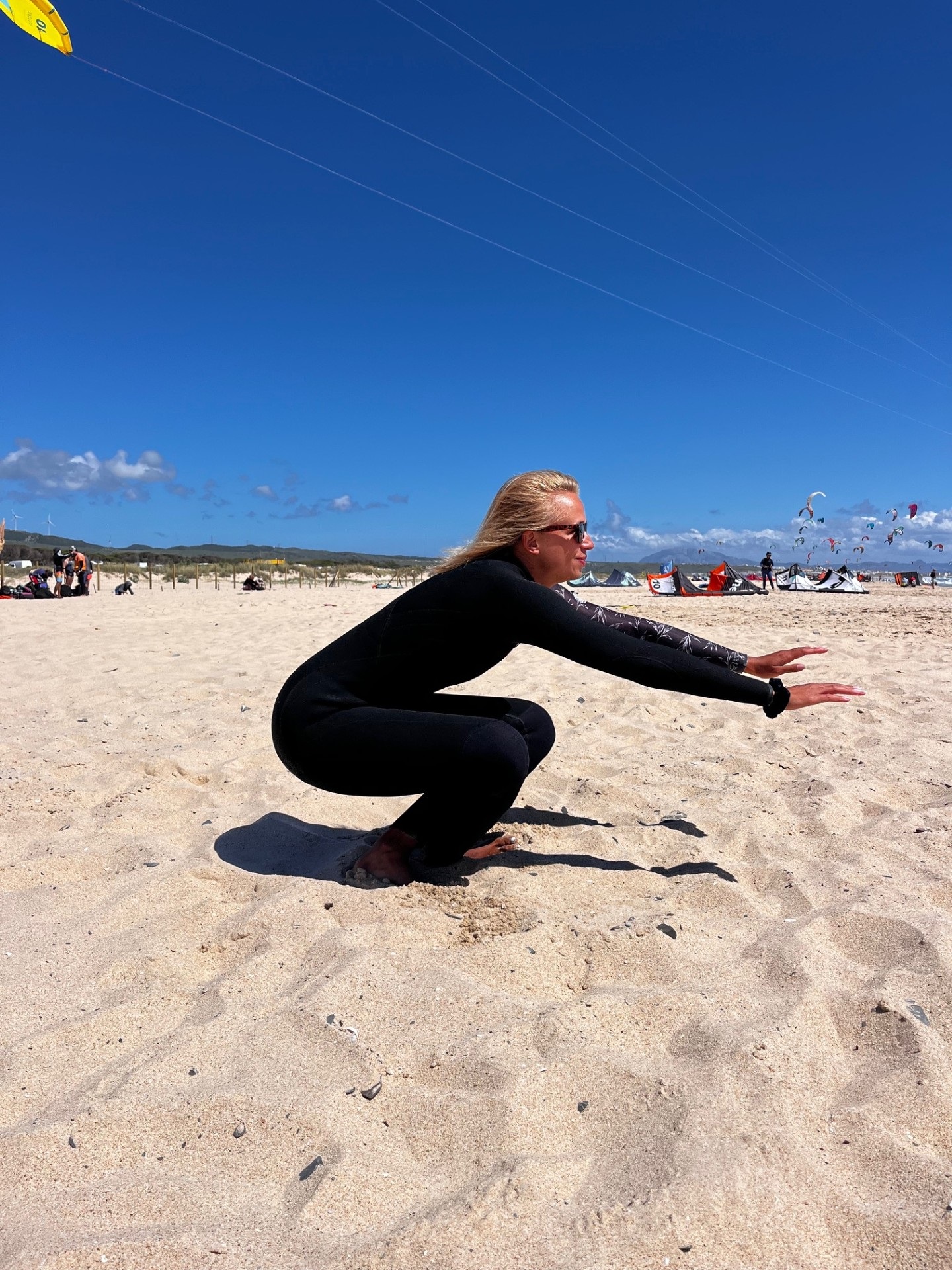Ćwiczenie w siadzie poprawiające elastyczność nóg i bioder do kitesurfingu