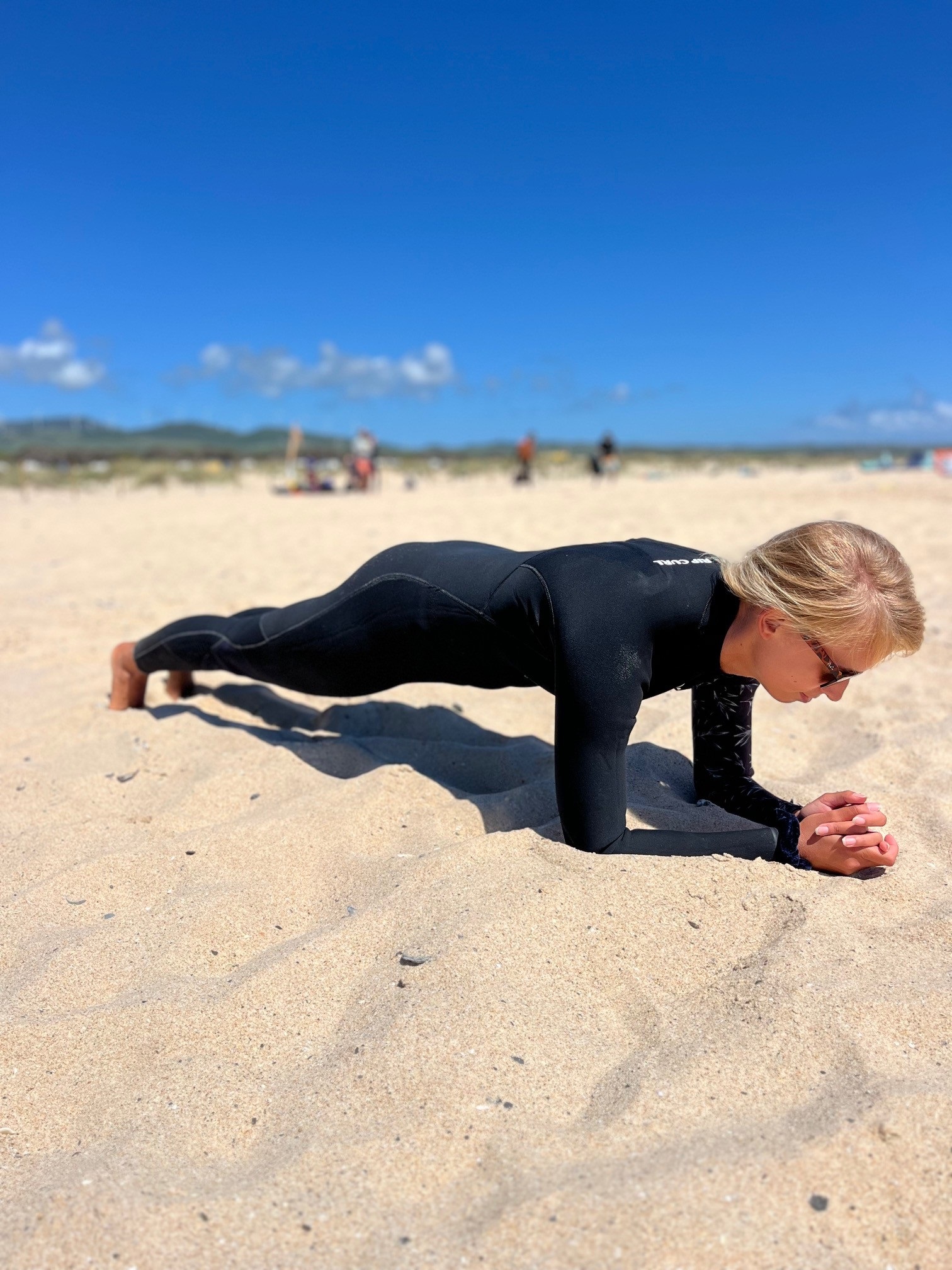 Ćwiczenie plank poprawiające stabilność core i kontrolę ciała do kitesurfingu