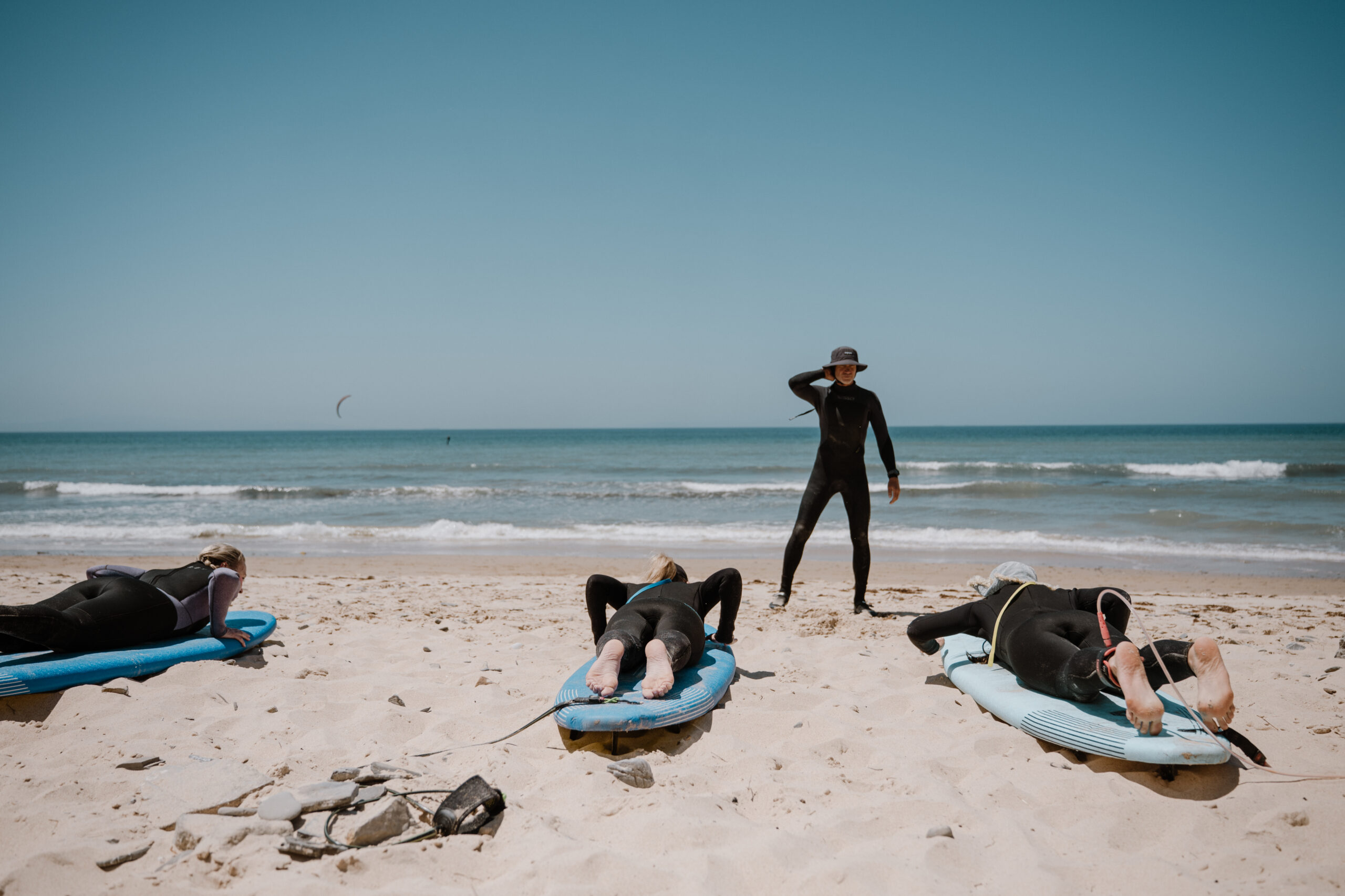 Schülerin beim Trockentraining vor ihrem ersten Surfkurs in Tarifa mit High Spirits.