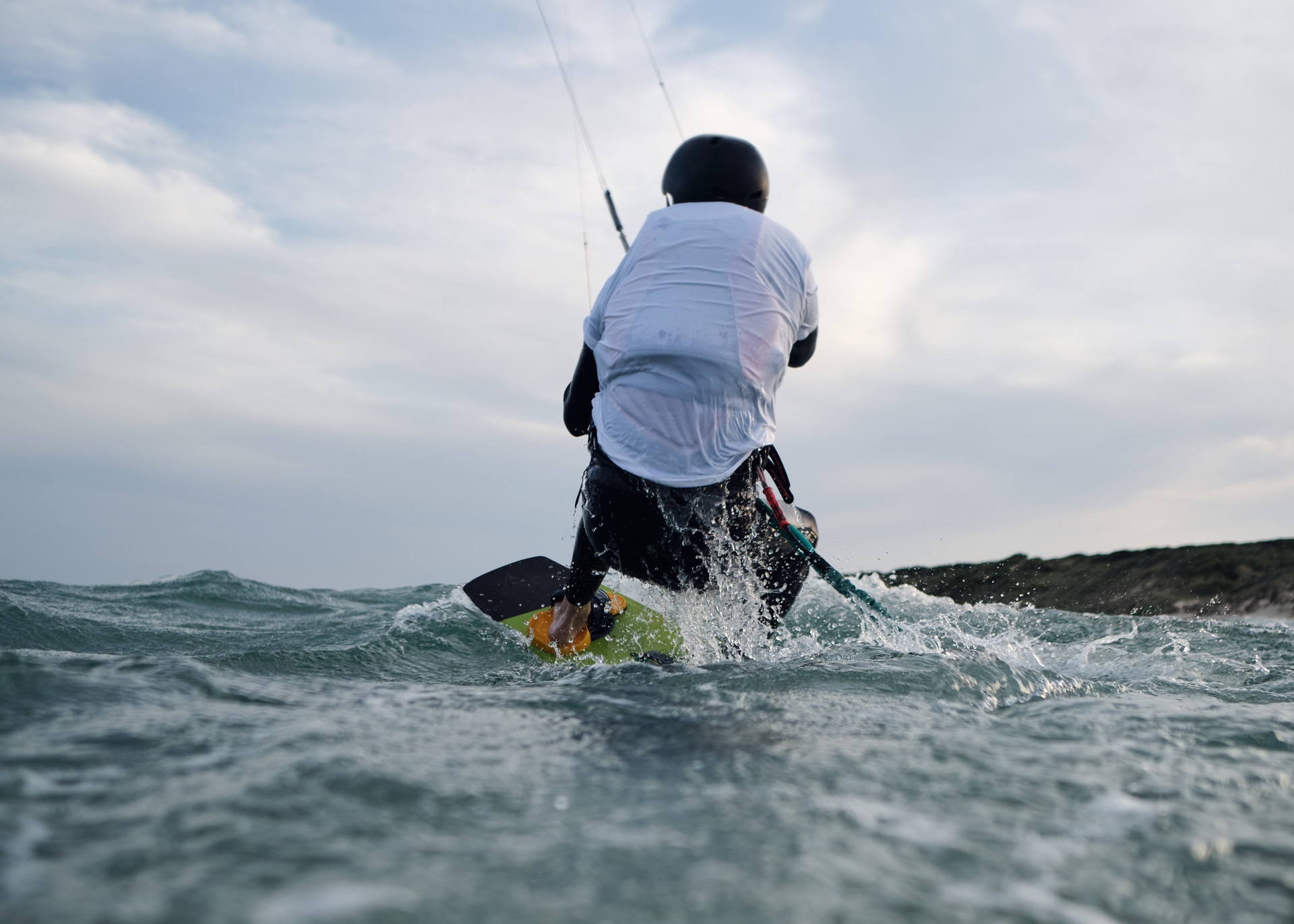 Kitesurfschüler beim ersten erfolgreichen Wasserstart in Tarifa