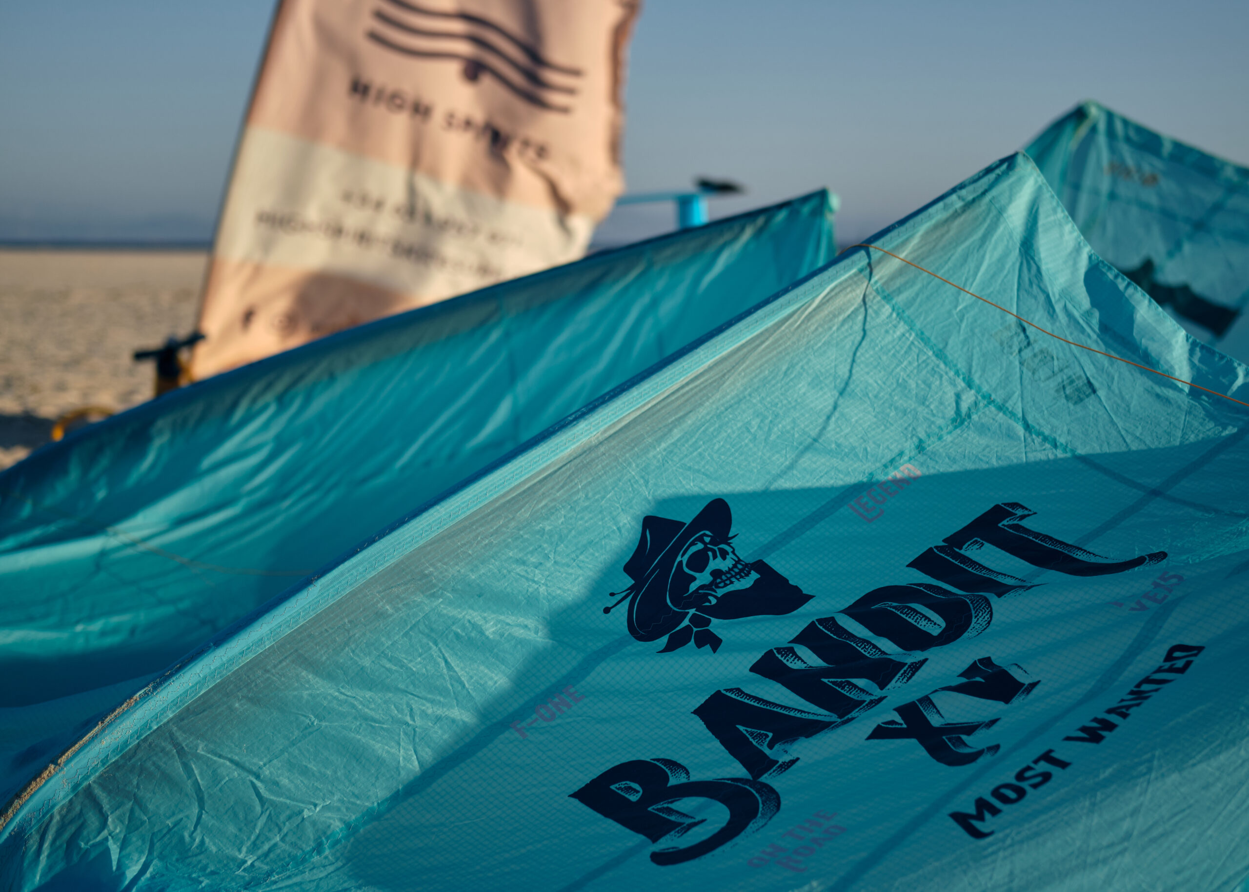 Nuevo F-One Bandit preparado para el alquiler de kitesurf en Tarifa frente a la bandera de High Spirits.